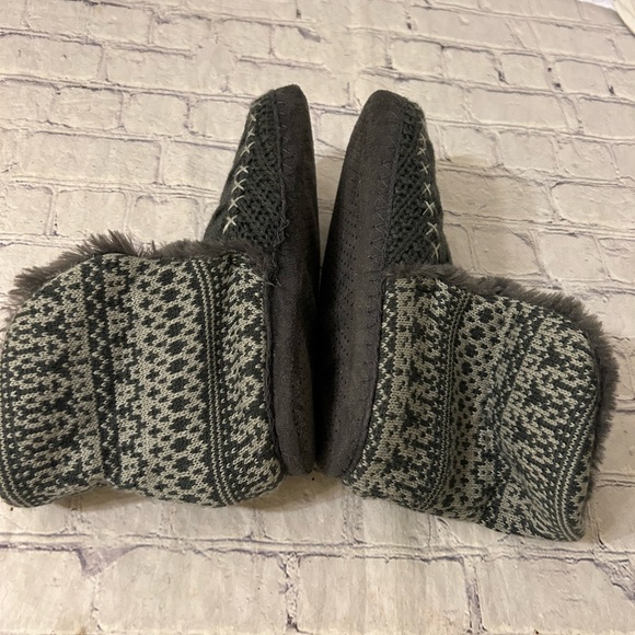 TARGET GREY SWEATER LIKE FAUX FUR SLIPPER BOOTIES WITH POMS WOMEN’SIZE 7-8 - Picture 3 of 7